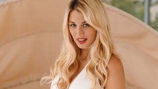 Κωνσταντίνα Σπυροπούλου | Ποζάρει στη μέση του δρόμου σαν supermodel με τα καλλίγραμμα πόδια της να "κλέβουν" την παράσταση