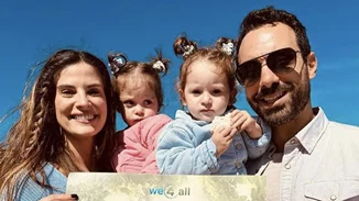 Η Χριστίνα Μπόμπα στόλισε το χριστουγεννιάτικο δέντρο με τις κόρες της | Το "χιονισμένο" ντεκόρ