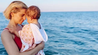 Η Νάντια Μπουλέ φωτογραφίζεται αγκαλιά με τη μονάκριβη κόρη της και παραδέχεται ότι είναι "αυτοκόλλητες"