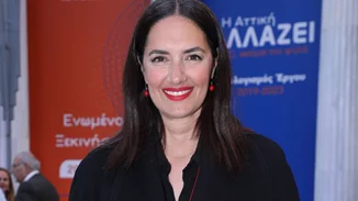 Η Νόνη Δούνια σε θεατρική έξοδο με τη στιλάτη κόρη της, Ρία Μουρατίδη