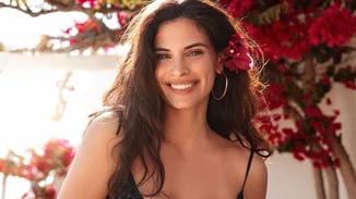 H τεράστια πισίνα, τα ατέλειωτα παιχνίδια και η μαγευτική θέα | Η Χριστίνα Μπόμπα μάς ξεναγεί στον υπέροχο εξωτερικό χώρο του σπιτιού όπου μένει στην όμορφη Αντίπαρο