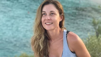 Η Θάλεια Ματίκα σε ένα σπάνιο στιγμιότυπο με την 7χρονη κόρη της, Νάγια | Τα αυθόρμητα γέλια και τα παιχνίδια στη θάλασσα