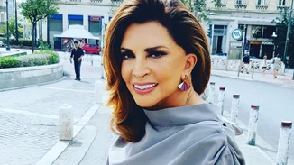 Η Μιμή Ντενίση ποζάρει με ολόσωμο μαγιό και είναι πιο κομψή από ποτέ