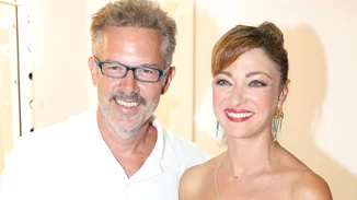 Χαμογελαστοί και αγαπημένοι | Η Έμιλυ Κολιανδρή και ο Χρήστος Λούλης σε μία σπάνια δημόσια εμφάνιση στην Επίδαυρο