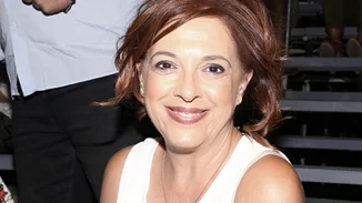 Η Ελένη Ράντου "ψηφίζει" εκκεντρικά σανδάλια | Η δημόσια εμφάνιση με mini φόρεμα και η ανατρεπτική επιλογή παπουτσιών