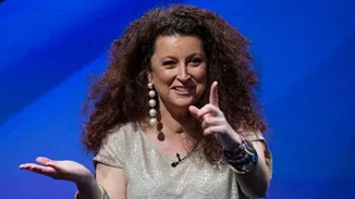 Η Κατερίνα Βρανά ποζάρει γυμνή φορώντας μόνο τα κοσμήματά της | Η καλοκαιρινή φωτογραφία που συγκέντρωσε πάνω από 10 χιλιάδες likes