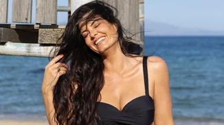 Ωδή στη φυσική ομορφιά | Η Μαρία Κορινθίου ποζάρει άβαφη, με λυτά τα μακριά της μαλλιά και οι followers της λένε πως θυμίζει κοριτσάκι