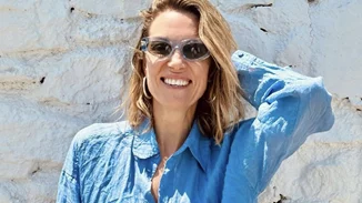 She's definitely a model | Η Βίκυ Καγιά ποζάρει με λευκό μπικίνι σε ερημική παραλία της Μυκόνου και εντυπωσιάζει με την καλλίγραμμη σιλουέτα της