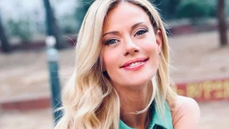 Η Ζέτα Μακρυπούλια στον γάμο του αδερφού της, Παναγιώτη Μακρυπούλια, 16 ολόκληρα χρόνια πριν | Το mini ροζ φόρεμα και τα ψηλοτάκουνα ασημί πέδιλα