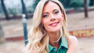 Η Ζέτα Μακρυπούλια ποζάρει στον φωτογραφικό φακό της Ρούλας Ρέβη με σέξι διάθεση