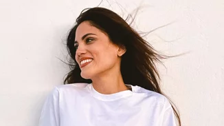 Goth Red | H Μαίρη Συνατσάκη με το πιο ανατρεπτικό μανικιούρ των γιορτών