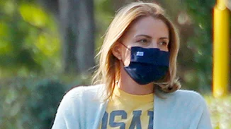 H Τζένη Μπαλατσινού φόρεσε το ιδανικό σύνολο για τις πρώτες ανοιξιάτικες βόλτες