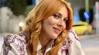 Η Σμαράγδα Καρύδη ποζάρει με μαύρο μπικίνι στο υπέροχο εξοχικό της σπίτι στην Αίγινα