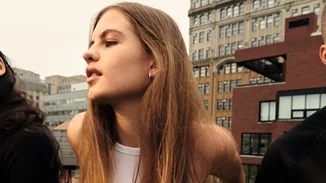 Αναβαθμισμένα street style looks με κομμάτια από την ανοιξιάτικη συλλογή DKNY