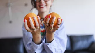 Oύλα που ματώνουν, νύχια που σπάνε, άτονα μαλλιά | Ποια βιταμίνη σου λείπει για κάθε σύμπτωμα