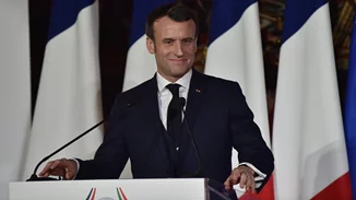 Ο Emmanuel Macron με φούτερ και τζιν στο Μέγαρο Ελιζέ, όπως δεν τον έχουμε ξαναδεί