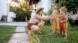 Οι συμβουλές παιδίατρου για τον καύσωνα | Προσοχή με την ακτινοβολία του ήλιου, επιδρά στον εγκέφαλο των παιδιών
