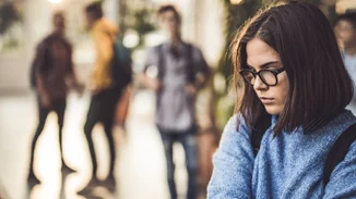 Σοκ με άγριο ξυλοδαρμό 15χρονου μαθητή έξω από σχολείο της Αθήνας - Συμμαθήτριά του τραβούσε βίντεο