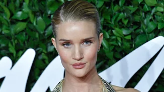 Η Rosie Huntington-Whiteley κυκλοφορεί την πρώτη της συλλογή παπουτσιών
