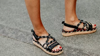 10 ζευγάρια σανδάλια και πέδιλα που μας φέρνουν ένα βήμα πιο κοντά στις καλοκαιρινές βόλτες