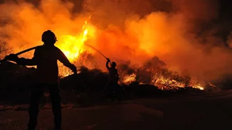Ατελείωτη η μάχη με τη φωτιά σε Ρόδο και Κέρκυρα - Διάσπαρτες εστίες σε Κάρυστο και Δερβενάκι