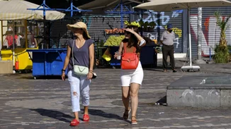 Επιμένει ο καύσωνας και σήμερα - Νέο κύμα με 44άρια και ανέμους