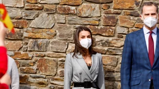 Βασίλισσα Letizia | Η κομψή της εμφάνιση με καρό σακάκι και μπαλαρίνες