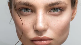 Πώς θα πετύχεις μόνη σου στο σπίτι το εφέ των laminated brows