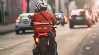 Οι ώρες που απαγορεύεται το delivery σήμερα λόγω καύσωνα - Πρόβλεψη για τηλεργασία