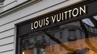 Οικολόγοι ακτιβιστές έριξαν μπογιά στο Ίδρυμα Louis Vuitton και στην πλατεία Βαντόμ