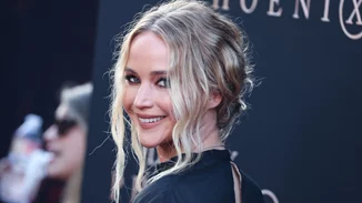 Jennifer Lawrence | Μετά τα ατυχήματα εμφανίζεται ακομπλεξάριστη στο κόκκινο χαλί με σαγιονάρες