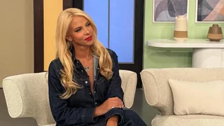 Η Τζένη Μελιτά με κόκκινη δερμάτινη φούστα | Το total look από ελληνικό brand