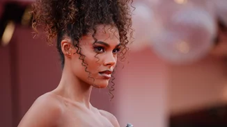 Οι Κάννες "παραμιλούν" για την Tina Kunakey | Η πρώτη επίσημη εμφάνιση μετά τον χωρισμό της