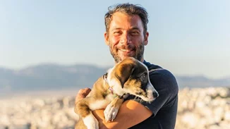 O Αντίνοος Αλμπάνης ποζάρει ημίγυμνος και αυτοσαρκάζεται με τον καλύτερο τρόπο