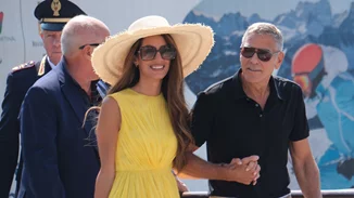 George & Amal Clooney | Έφτασαν στη Βενετία πιασμένοι χέρι - χέρι