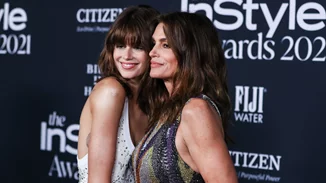 Beautiful mother-daughter duo | Οι Cindy Crawford και Kaia Gerber φόρεσαν το χρώμα κραγιόν που κολακεύει όλες τις μελαχρινές