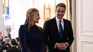 Η Δάφνη και ο Κωνσταντίνος Μητσοτάκης στο πλευρό του Κυριάκου Μητσοτάκη | Οι οικογενειακές φωτογραφίες από την ημέρα των εκλογών και η έντονη συγκίνηση