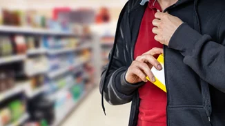 Χολαργός | 58χρονη ιδιοκτήτρια μίνι μάρκετ πάλεψε με ληστή και τον κυνήγησε - Βίντεο