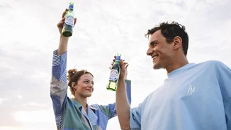 Live Every Moment | Με φόντο την πανέμορφη Αντίπαρο και με πρωταγωνιστές "φρέσκα" πρόσωπα, η Peroni Nastro Azzurro μας καλεί για μια ακόμα χρονιά να ζήσουμε την κάθε στιγμή