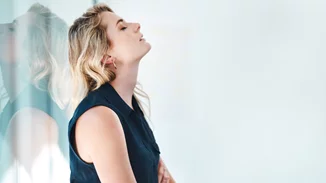 "Να ντύνεστε ευπρεπώς" Οδηγός λεωφορείου κάλεσε την αστυνομία γιατί θεώρησε... προκλητικό το ντύσιμο επιβάτιδας και μόλις γυρίσαμε 50 χρόνια πίσω