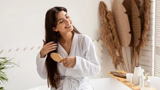 Κοιμάσαι με βρεγμένα μαλλιά; Γιατί πρέπει να αλλάξεις αυτή τη συνήθεια asap