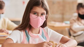 Πώς θα επιστρέψουν οι μαθητές στα σχολεία από τον Σεπτέμβριο | Ποιοι και πότε θα φορούν μάσκα