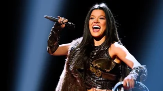 Η 49χρονη Ruslana φοράει τα ρούχα της Eurovision και βάζει "φωτιά" με τους καλλίγραμμους κοιλιακούς της