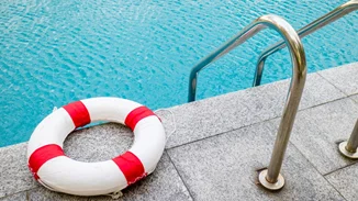 Αδιανόητη τραγωδία στην Κεφαλονιά | Η μητέρα δεν μπόρεσε να σώσει το 2,5 ετών παιδί της γιατί δεν ήξερε κολύμπι