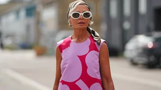 Κομψή τον Αύγουστο | Τα καλύτερα looks με φόρεμα για γυναίκες άνω των 50