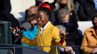 Amanda Gorman | Η λαμπερή και υγιής όψη της επιδερμίδας της είναι η απόλυτη τάση για φέτος