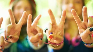 Πολύχρωμα, παιχνιδιάρικα αλλά και διακριτικά | 10 "μαρτάκια" για να υποδεχτείς την άνοιξη