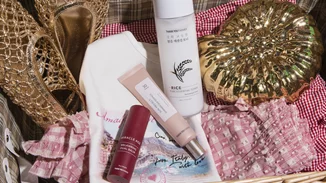 Τι να πάρεις μαζί σου για glass skin look ακόμα και στις διακοπές στο νησί