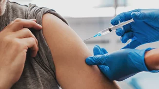 Κορονοϊός | Πότε έρχεται το νέο εμβόλιο που θα στοχεύει και την υποπαραλλαγή Eris