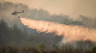 Προς Μάνδρα, Ελευσίνα και Μαγούλα κατευθύνεται το πύρινο μέτωπο των Δερβενοχωρίων - Μήνυμα από το 112: "Κλείστε πόρτες και παράθυρα"